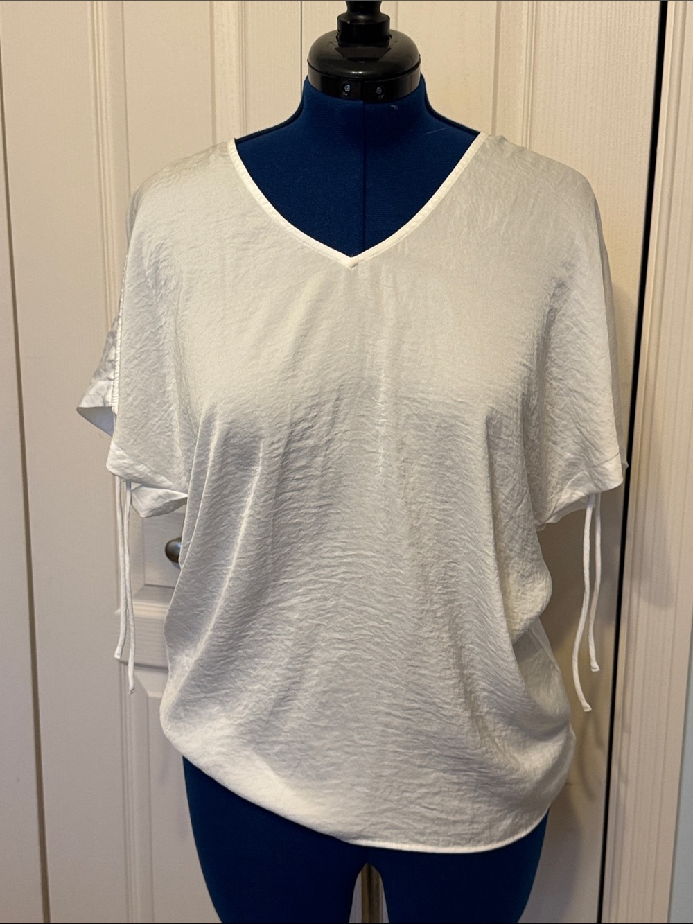 Women's V-Neck Short Sleeve Top in White